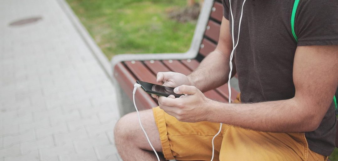 Telefonundan Müzik Dinleyen Adam