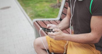 Telefonundan Müzik Dinleyen Adam