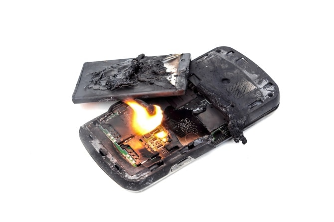 Yanan bir telefon