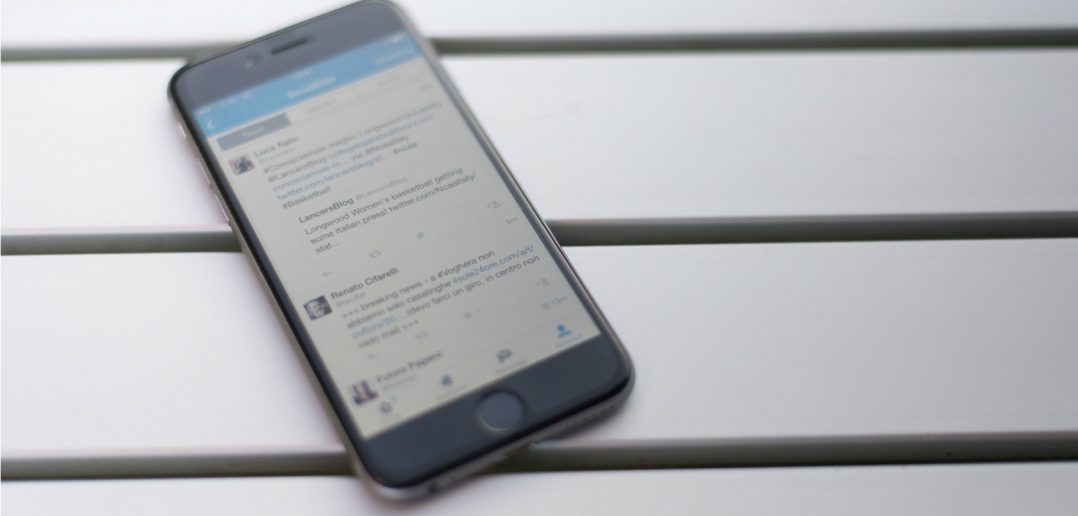 Masa üzerinde Twitter uygulaması açık bir iPhone