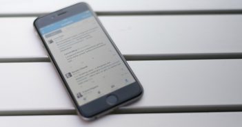 Masa üzerinde Twitter uygulaması açık bir iPhone
