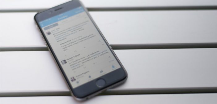 Masa üzerinde Twitter uygulaması açık bir iPhone