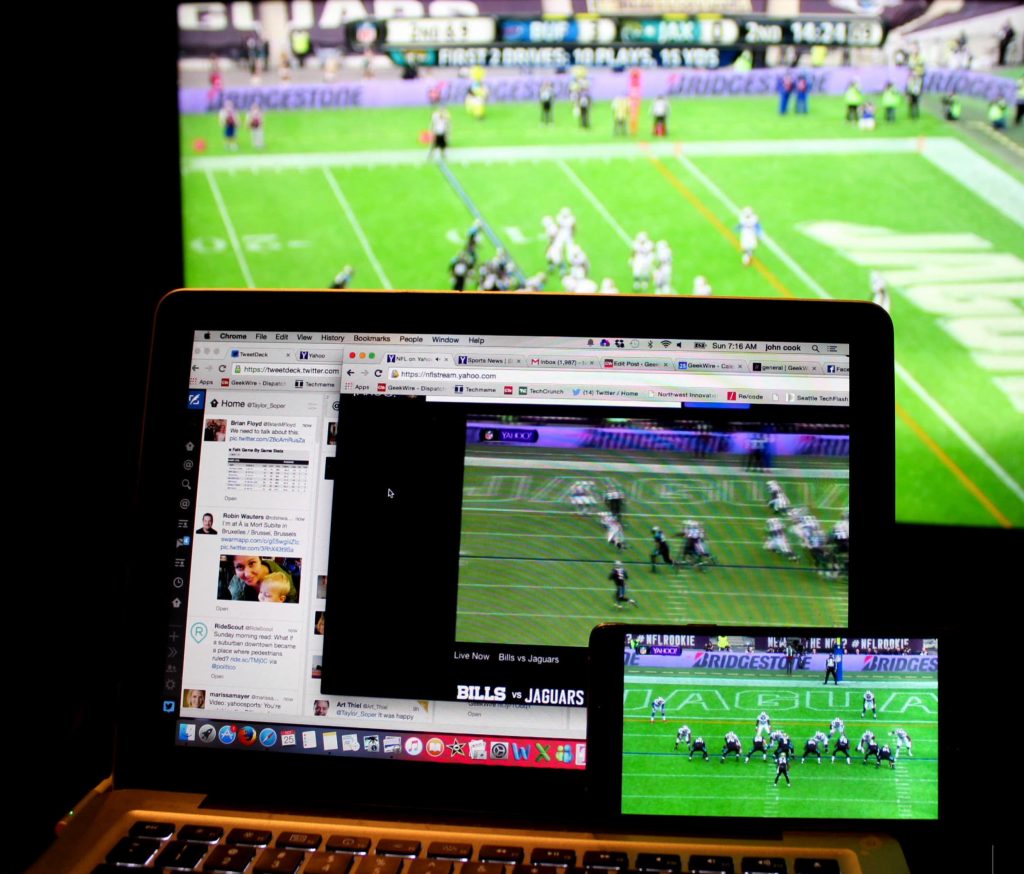 Laptop ve Mobil Telefon Üzerinde Amerikan Futbolu