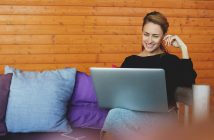 Bilgisayar Kullanan Kadın