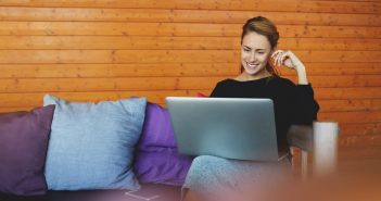 Bilgisayar Kullanan Kadın