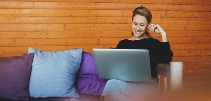 Bilgisayar Kullanan Kadın