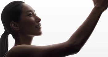 Asyalı Bir Kadın Akıllı Telefonu Elinde Tutarken