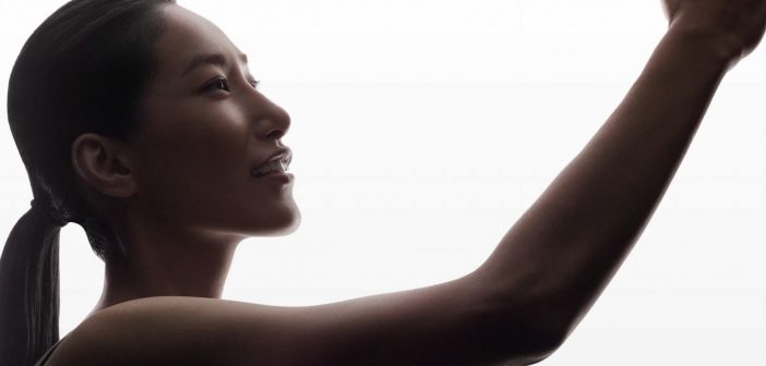 Asyalı Bir Kadın Akıllı Telefonu Elinde Tutarken